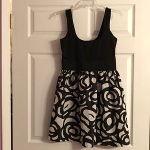Women’s/juniors black and white summer dress